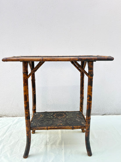 Vintage Chinoiserie Bambus-Beistelltisch – bemalte Ablagen, 72 cm