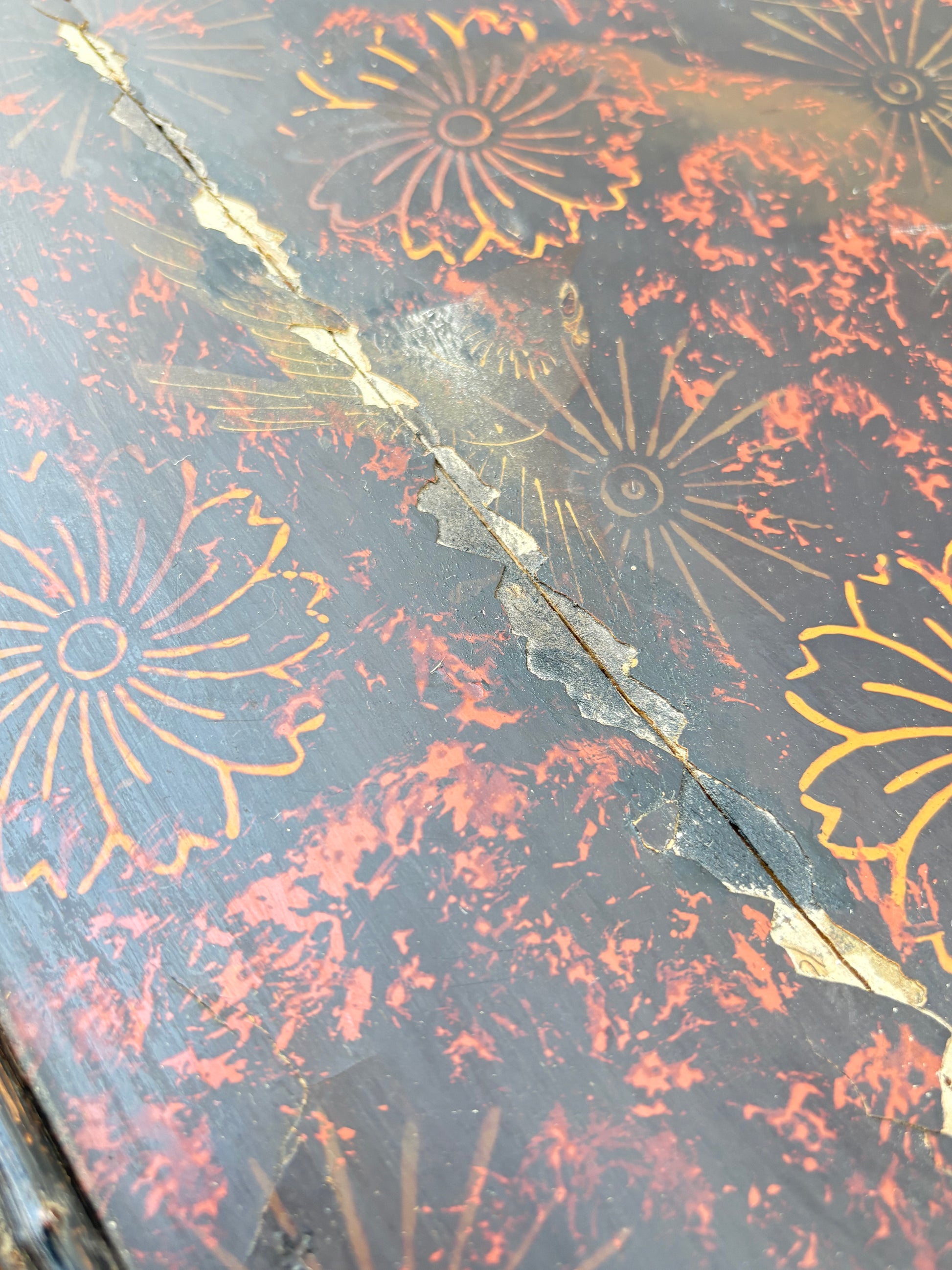 Vintage Chinoiserie Bambus-Beistelltisch – bemalte Ablagen, 72 cm - Artikelbild von Fummel & Gedöns Secondhand-Store