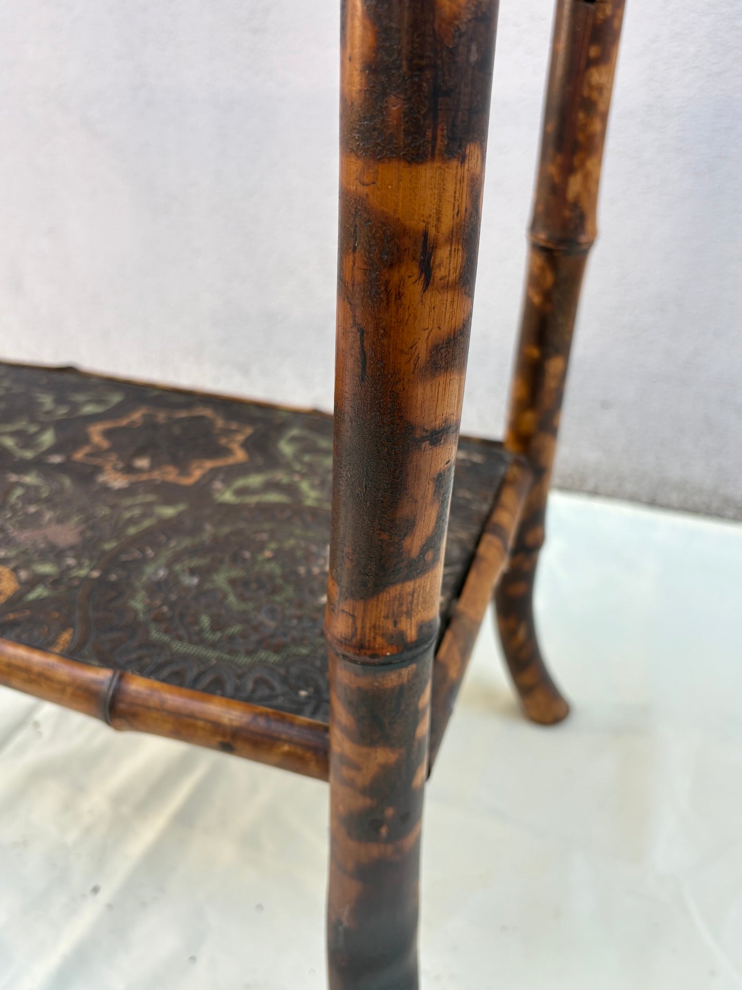 Vintage Chinoiserie Bambus-Beistelltisch – bemalte Ablagen, 72 cm