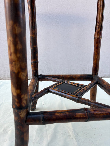 Antiker Bambus-Beistelltisch mit lackierter Chinoiserie-Platte – um 1900