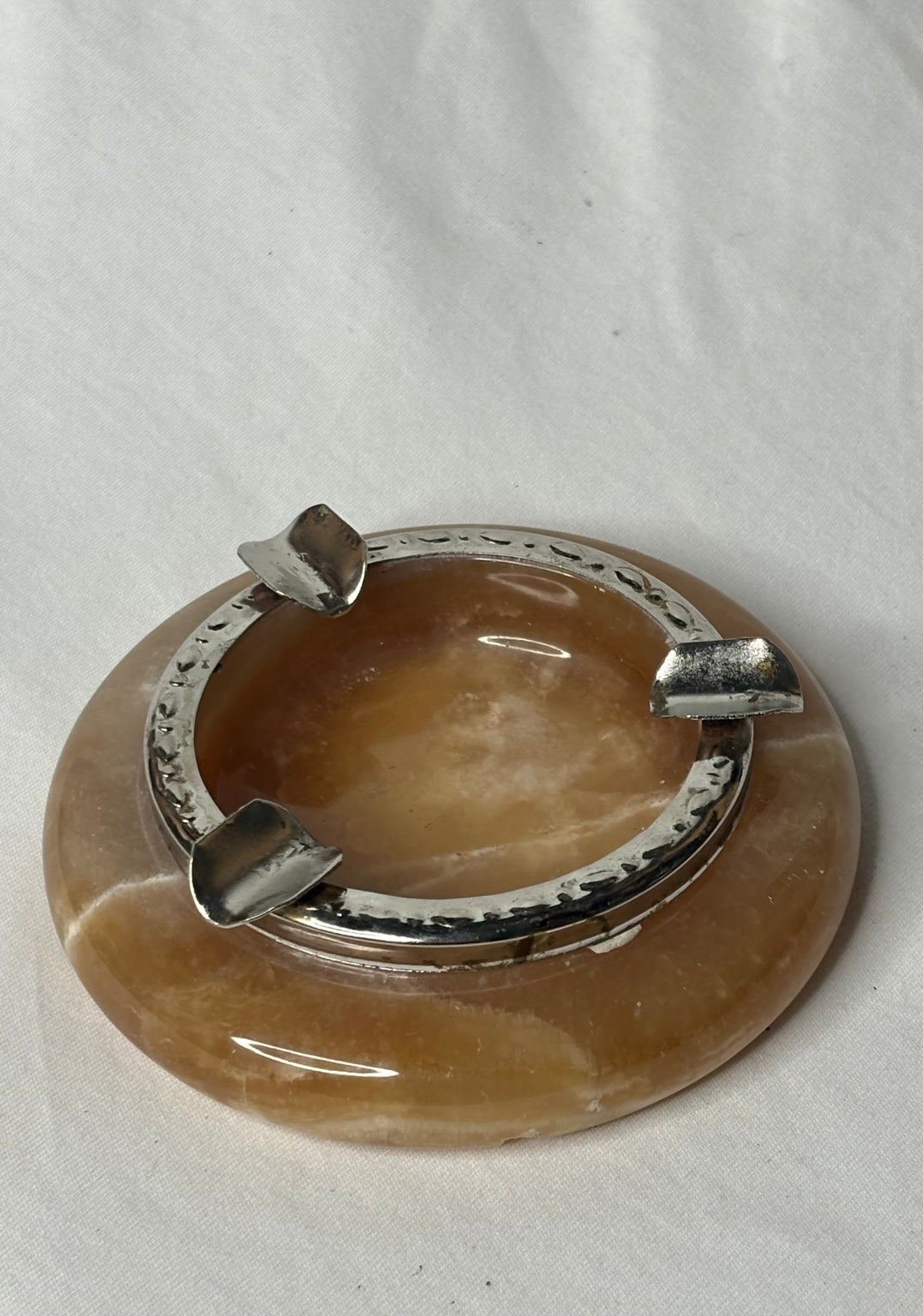 Vintage Onyx Aschenbecher mit Metallring Ø 11 cm - Artikelbild von Fummel & Gedöns Secondhand-Store