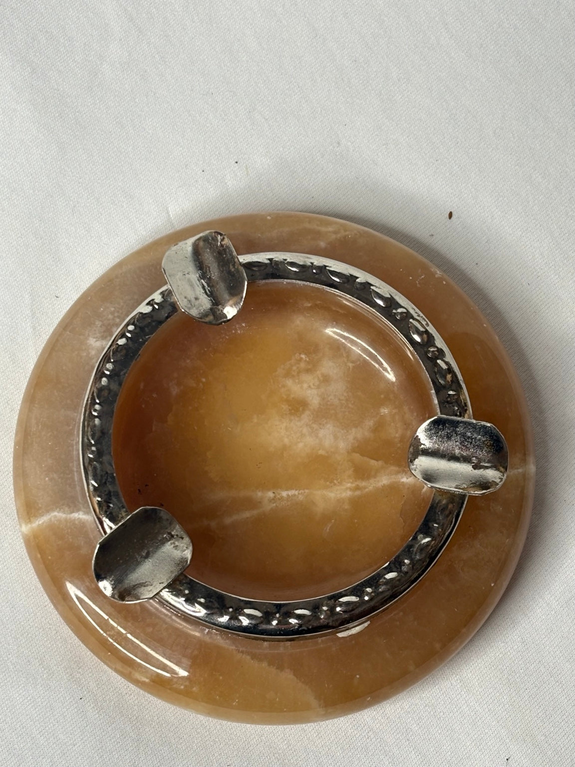 Vintage Onyx Aschenbecher mit Metallring Ø 11 cm - Artikelbild von Fummel & Gedöns Secondhand-Store