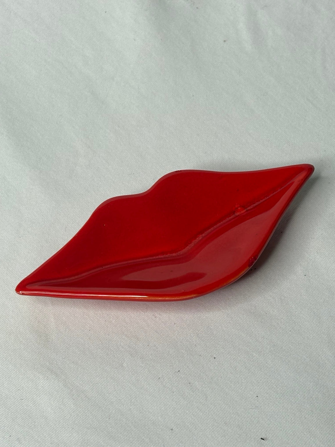 Vintage rote Lippen-Schale Seitenansicht