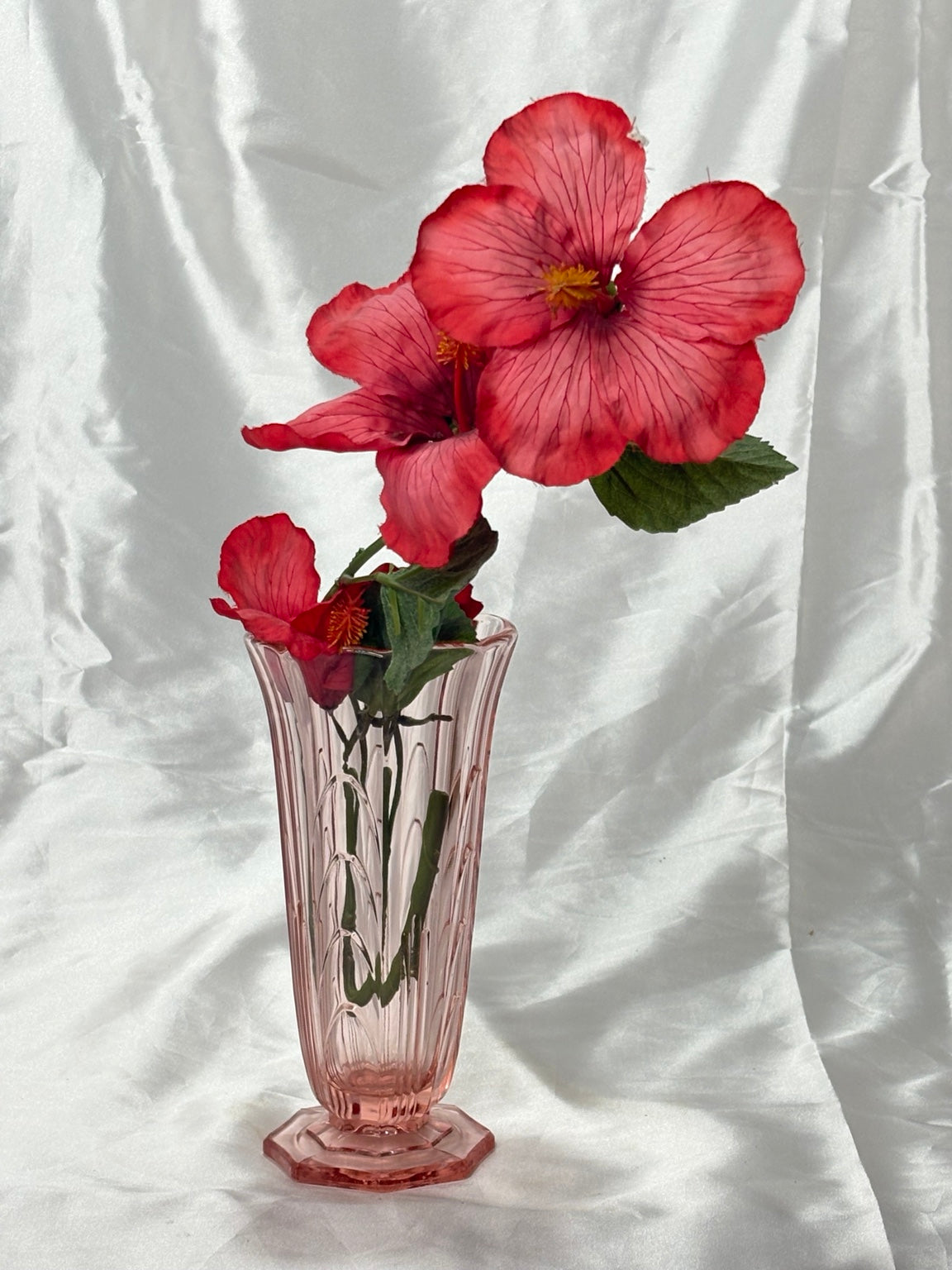 Vintage Art Déco Pressglasvase Rosalin rosa - Artikelbild von Fummel & Gedöns Secondhand-Store