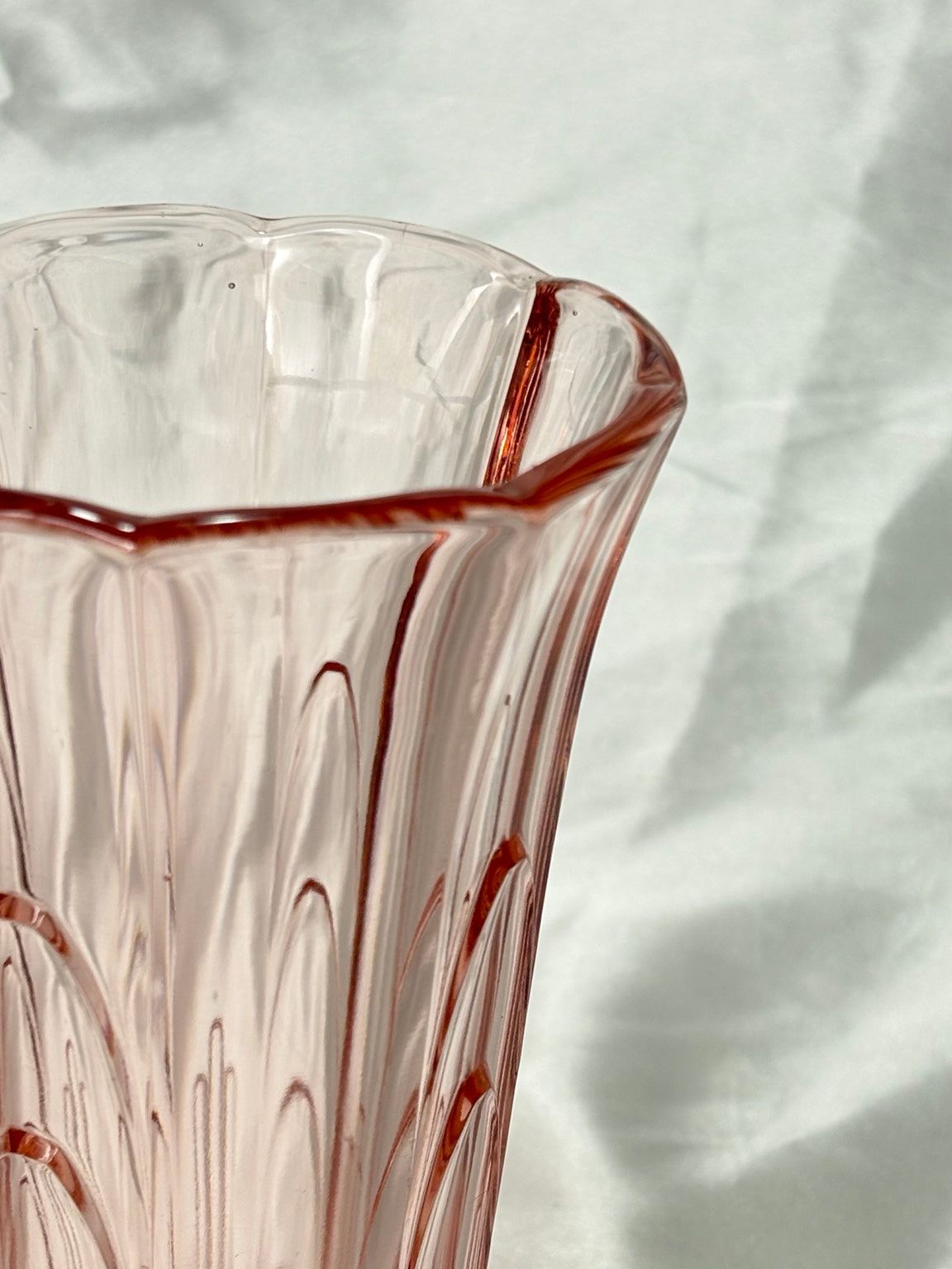 Rosa Art-déco Pressglasvase – Detailansicht Rand