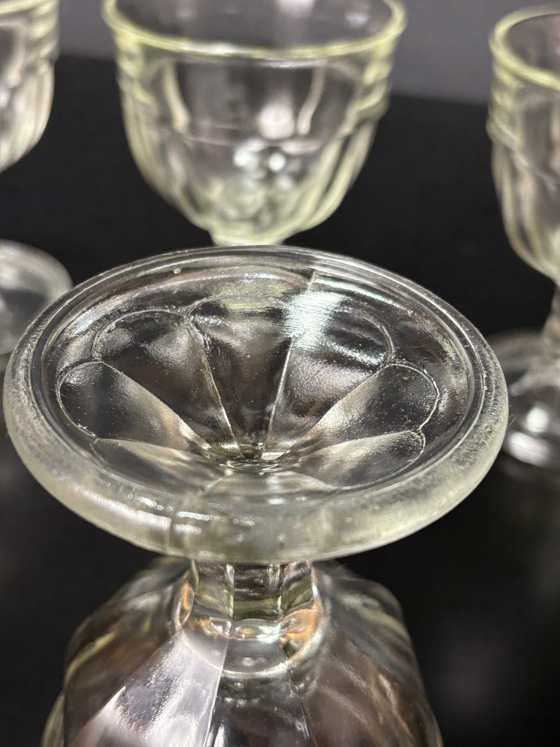 Bodenansicht eines Vintage Weinglases aus klarem Pressglas