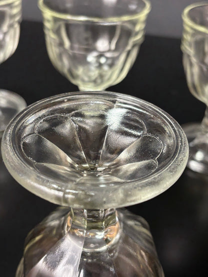 Bodenansicht eines Vintage Weinglases aus klarem Pressglas
