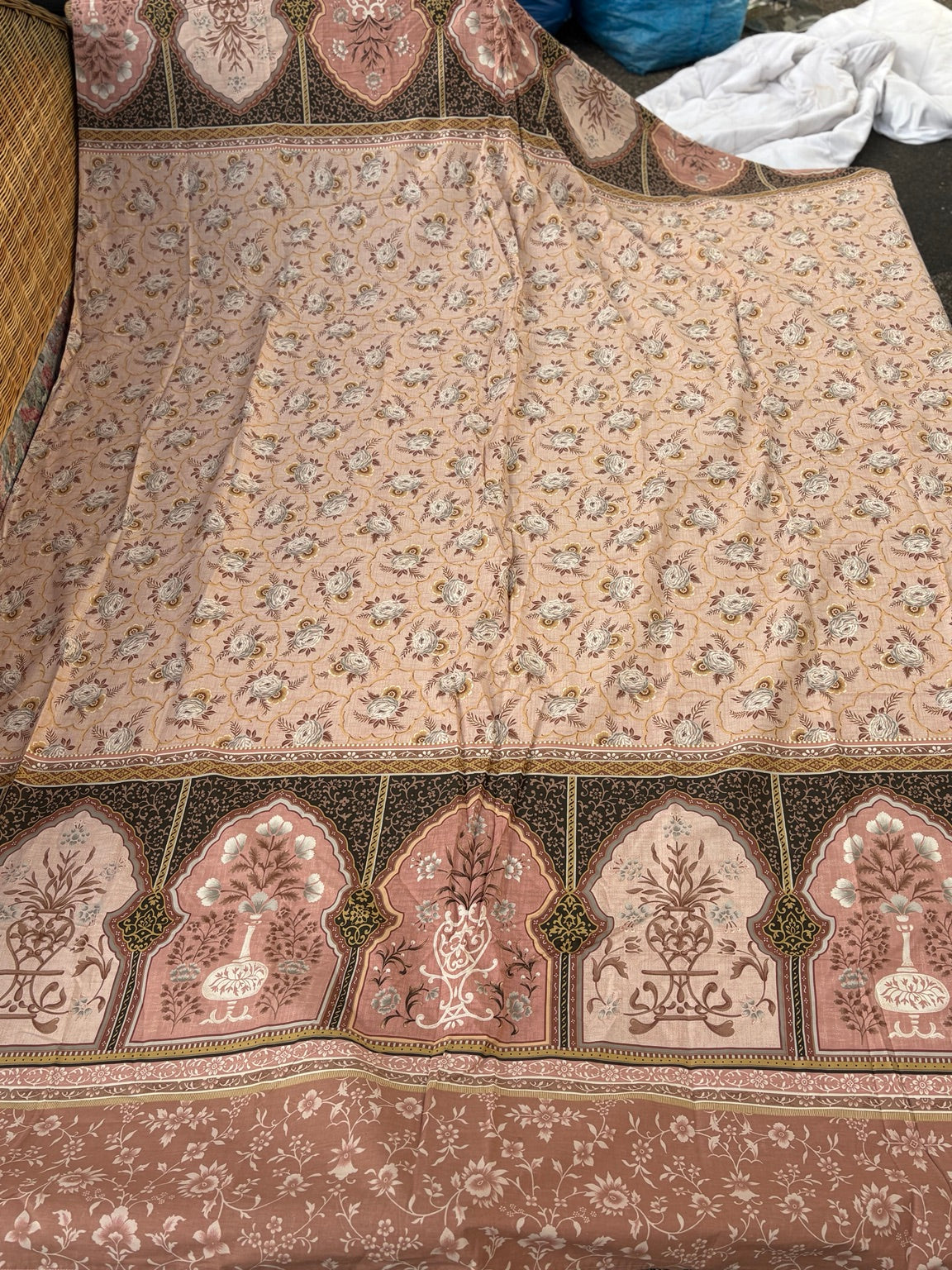 Bassetti Granfoulard Sofaüberwurf mit floralem Ornamentdekor – 270 × 175 cm - Artikelbild von Fummel & Gedöns Secondhand-Store