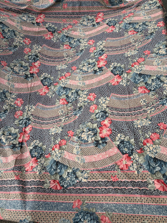 Großformatiger floraler Vintage-Dekostoff in Blau, Rosa und Creme mit ornamentalen Bordüren
