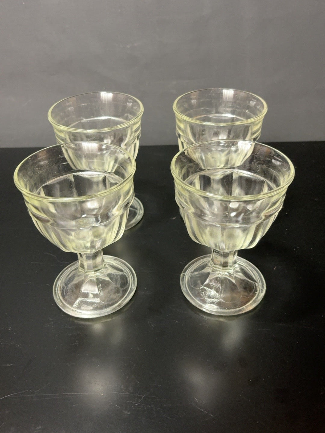 4er Set Vintage Weingläser Pressglas 12 cm - Artikelbild von Fummel & Gedöns Secondhand-Store