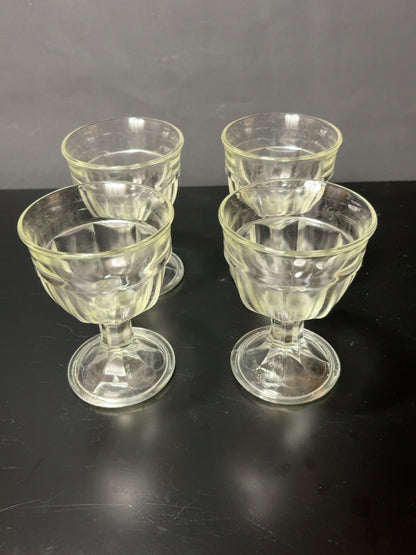 Vier Vintage Weingläser aus klarem Pressglas, Höhe 12 cm, Durchmesser 9 cm