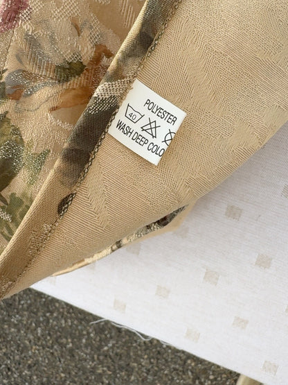 Rückseite und Pflegeetikett der Polyester-Tagesdecke