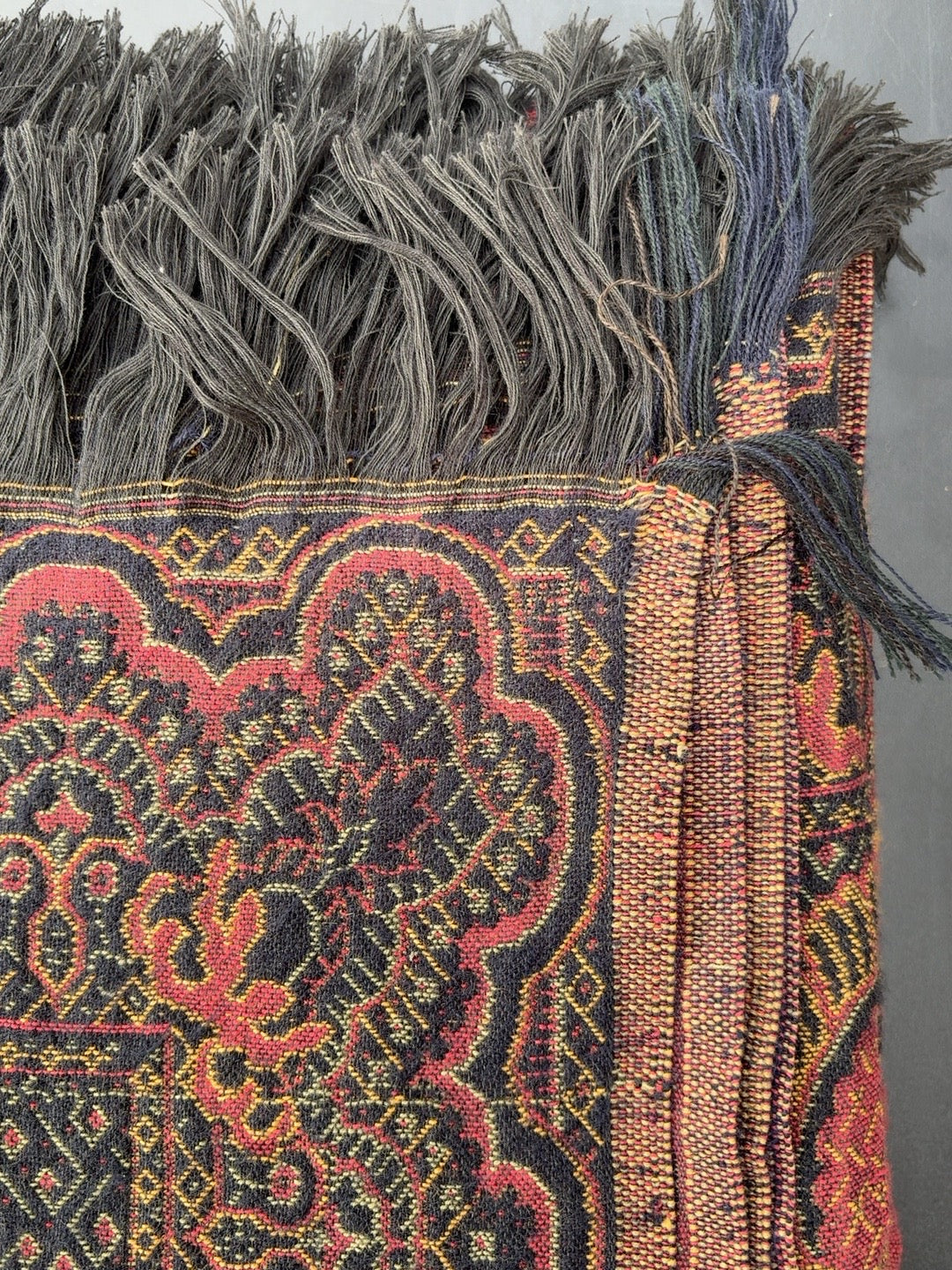 Paisley-Tagesdecke mit Fransen – Jacquard-Bettüberwurf 140 × 260 cm - Artikelbild von Fummel & Gedöns Secondhand-Store