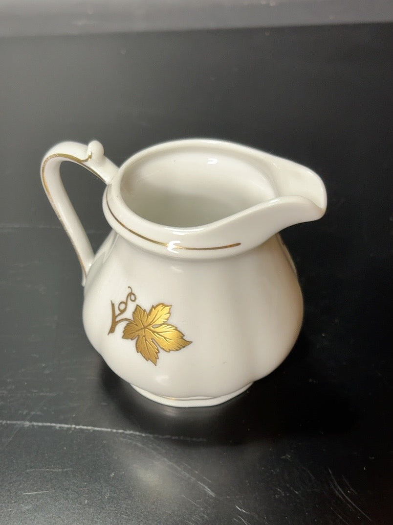 Kronester Porzellan-Milchkännchen mit Goldblattdekor, Höhe 8 cm