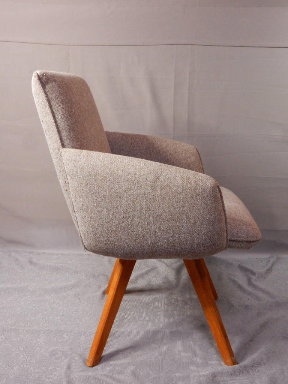 Kompakter Polstersessel der 1950er mit Holzbeinen - Artikelbild von Fummel & Gedöns Secondhand-Store