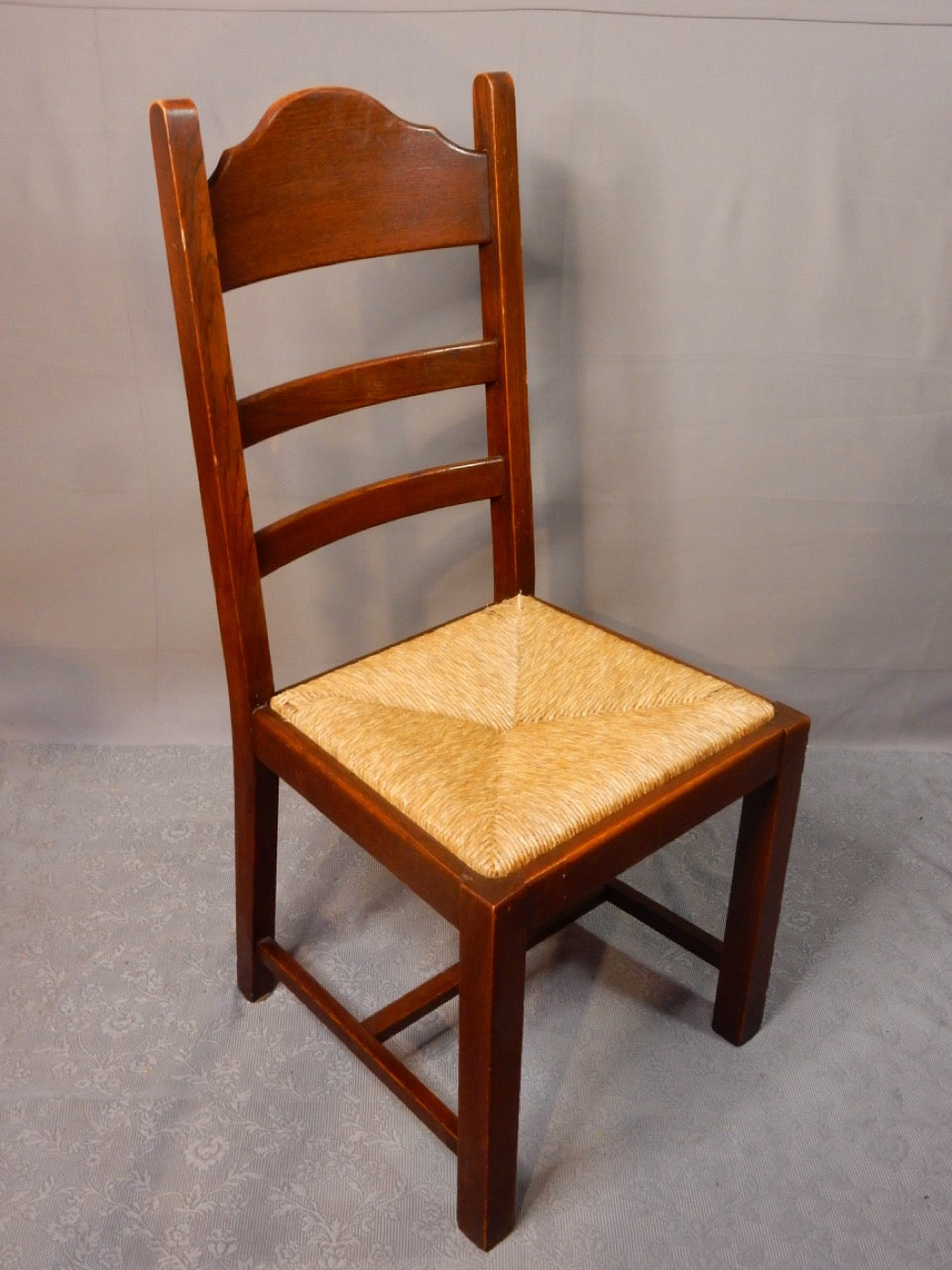 Klassischer Holzstuhl mit handgeflochtener Sitzfläche