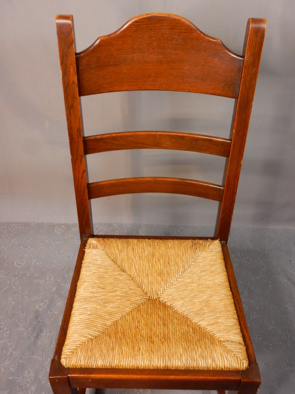 Klassischer Holzstuhl mit handgeflochtener Sitzfläche - Artikelbild von Fummel & Gedöns Secondhand-Store