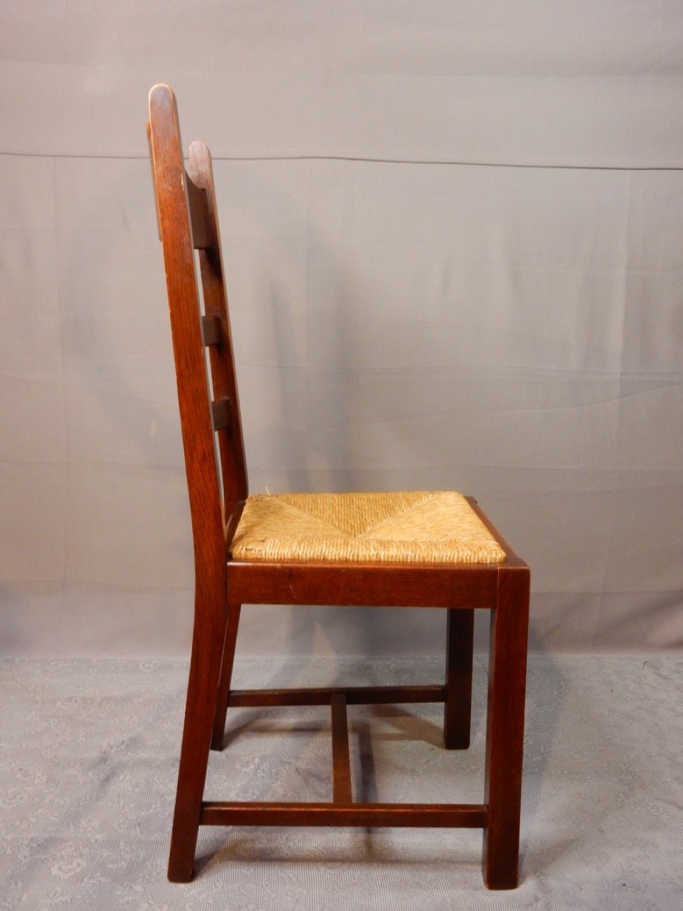 Klassischer Holzstuhl mit handgeflochtener Sitzfläche