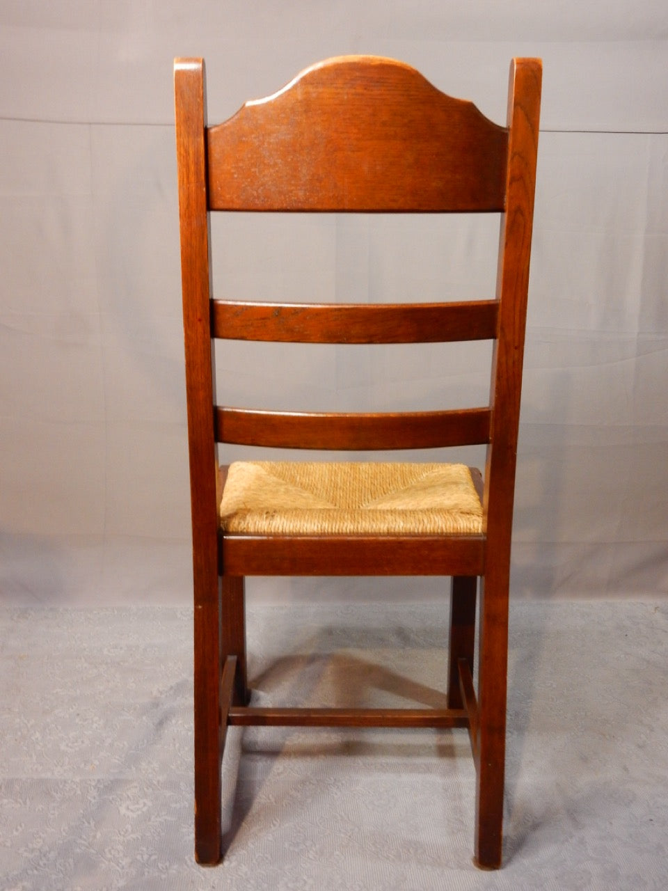 Klassischer Holzstuhl mit handgeflochtener Sitzfläche