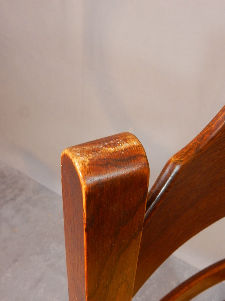 Klassischer Holzstuhl mit handgeflochtener Sitzfläche - Artikelbild von Fummel & Gedöns Secondhand-Store