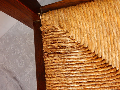 Klassischer Holzstuhl mit handgeflochtener Sitzfläche