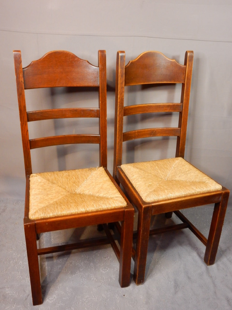 Klassischer Holzstuhl mit handgeflochtener Sitzfläche - Artikelbild von Fummel & Gedöns Secondhand-Store