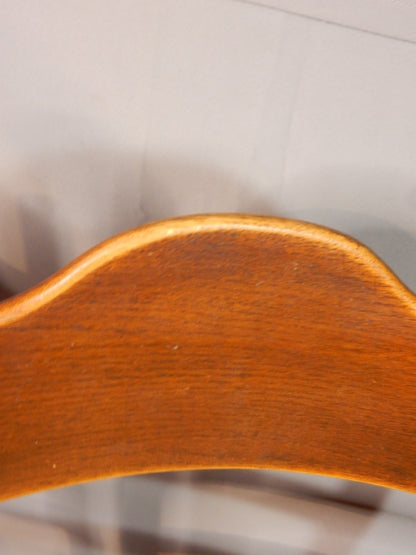 Klassischer Holzstuhl mit handgeflochtener Sitzfläche