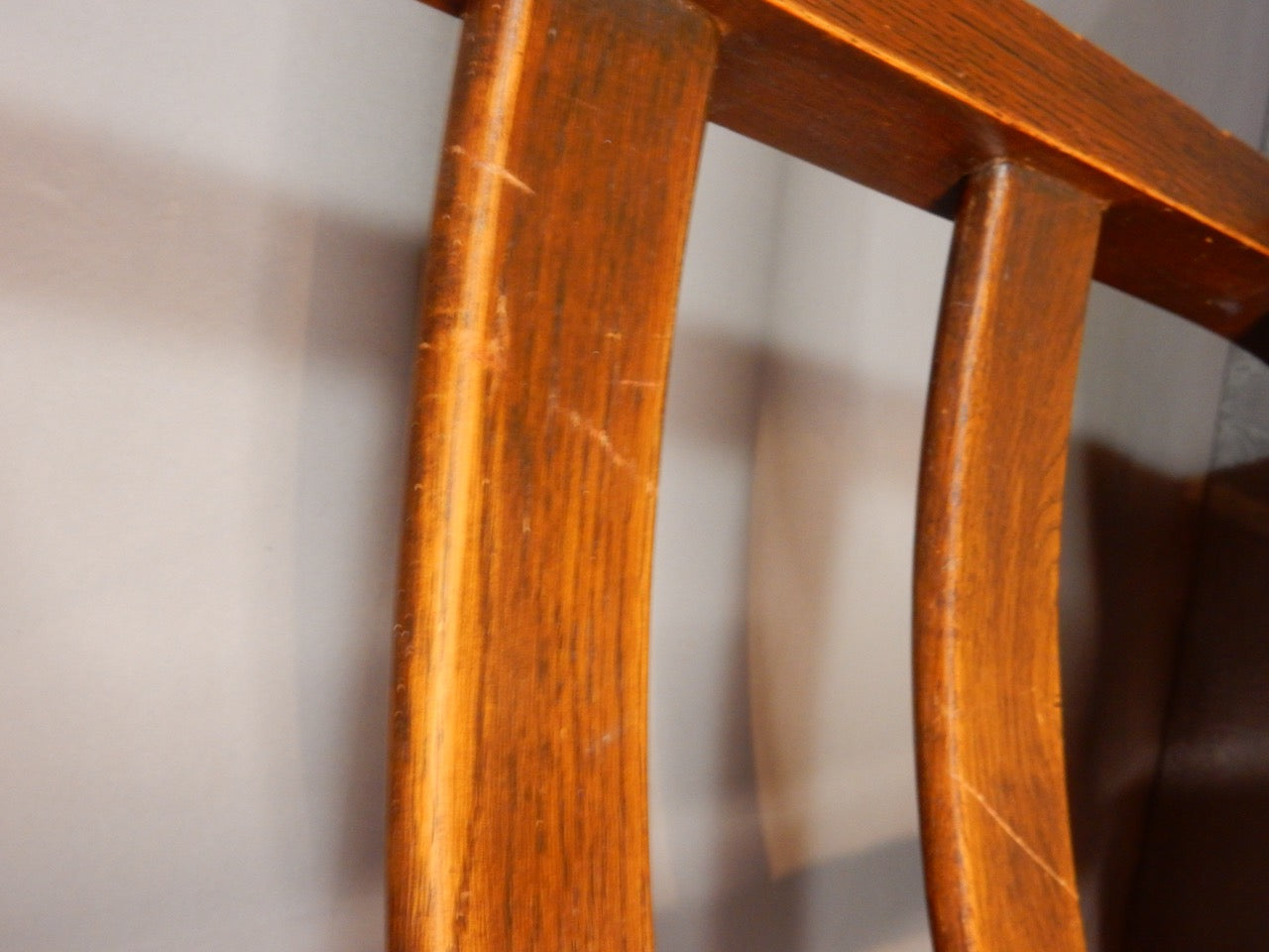 Klassischer Holzstuhl mit handgeflochtener Sitzfläche - Artikelbild von Fummel & Gedöns Secondhand-Store