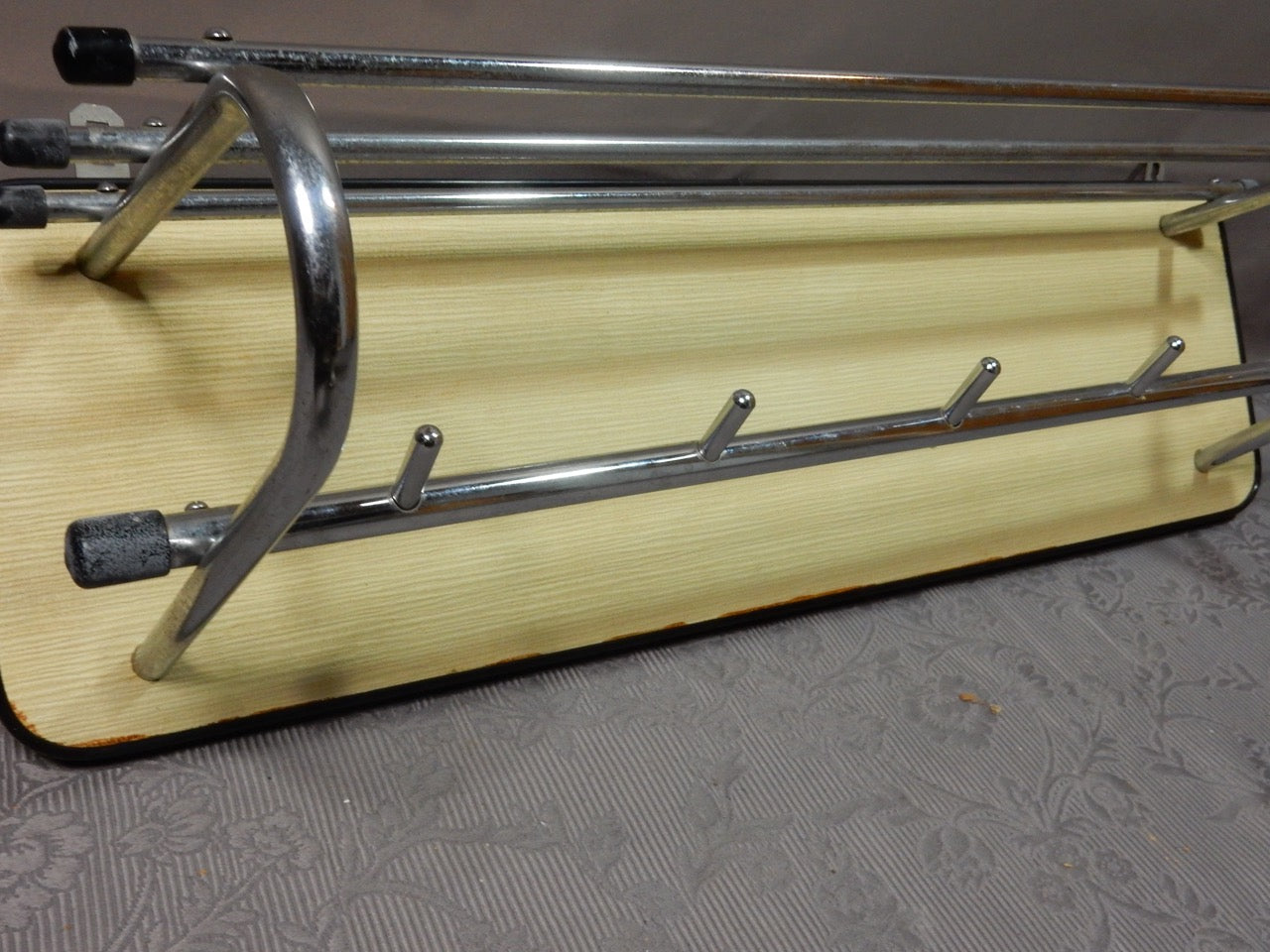 Retro Bauhaus Style Garderobe - Artikelbild von Fummel & Gedöns Secondhand-Store