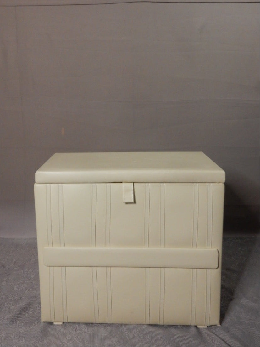 Cremefarbene Outdoor-Box - Artikelbild von Fummel & Gedöns Secondhand-Store