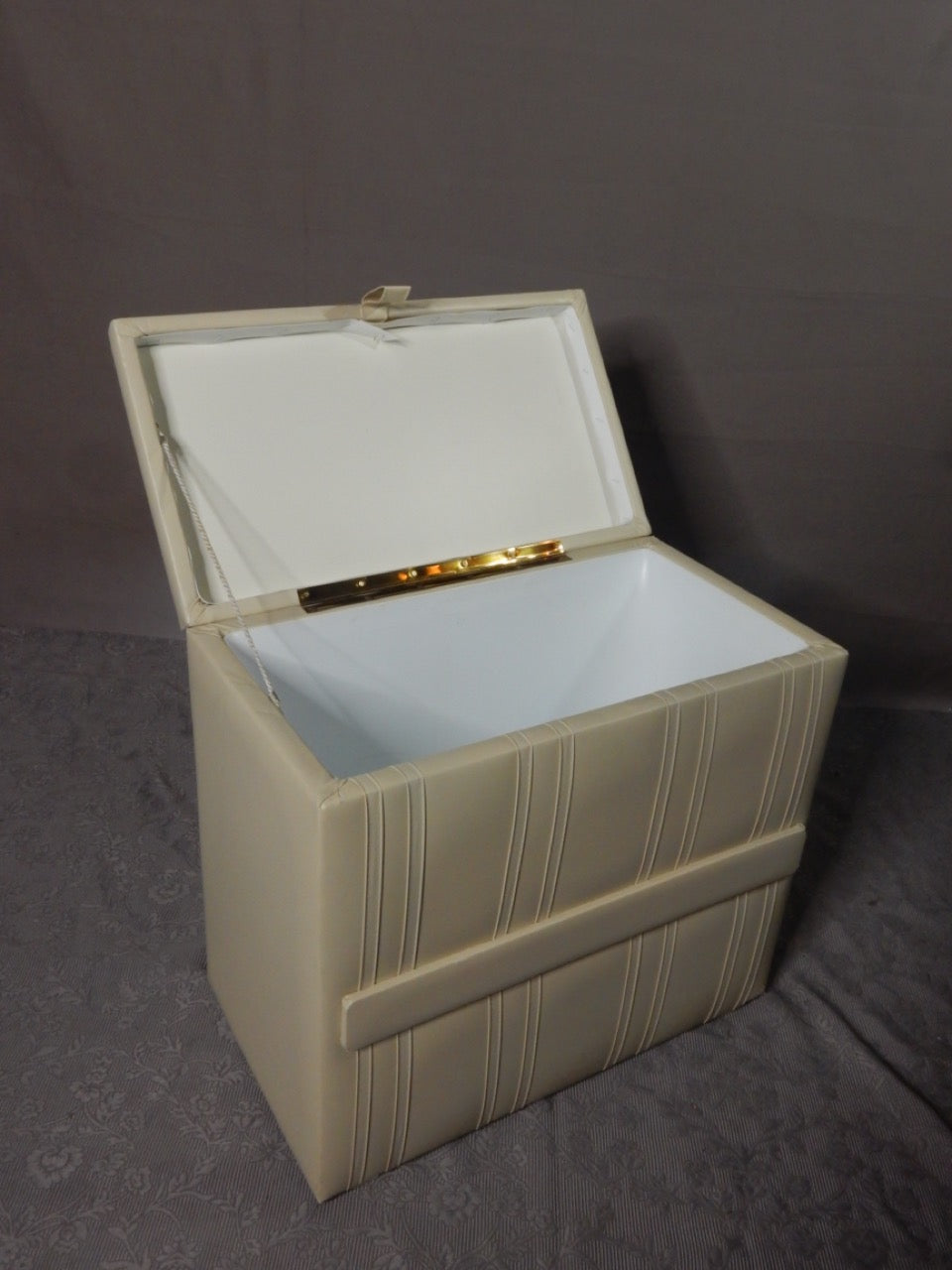 Cremefarbene Outdoor-Box - Artikelbild von Fummel & Gedöns Secondhand-Store