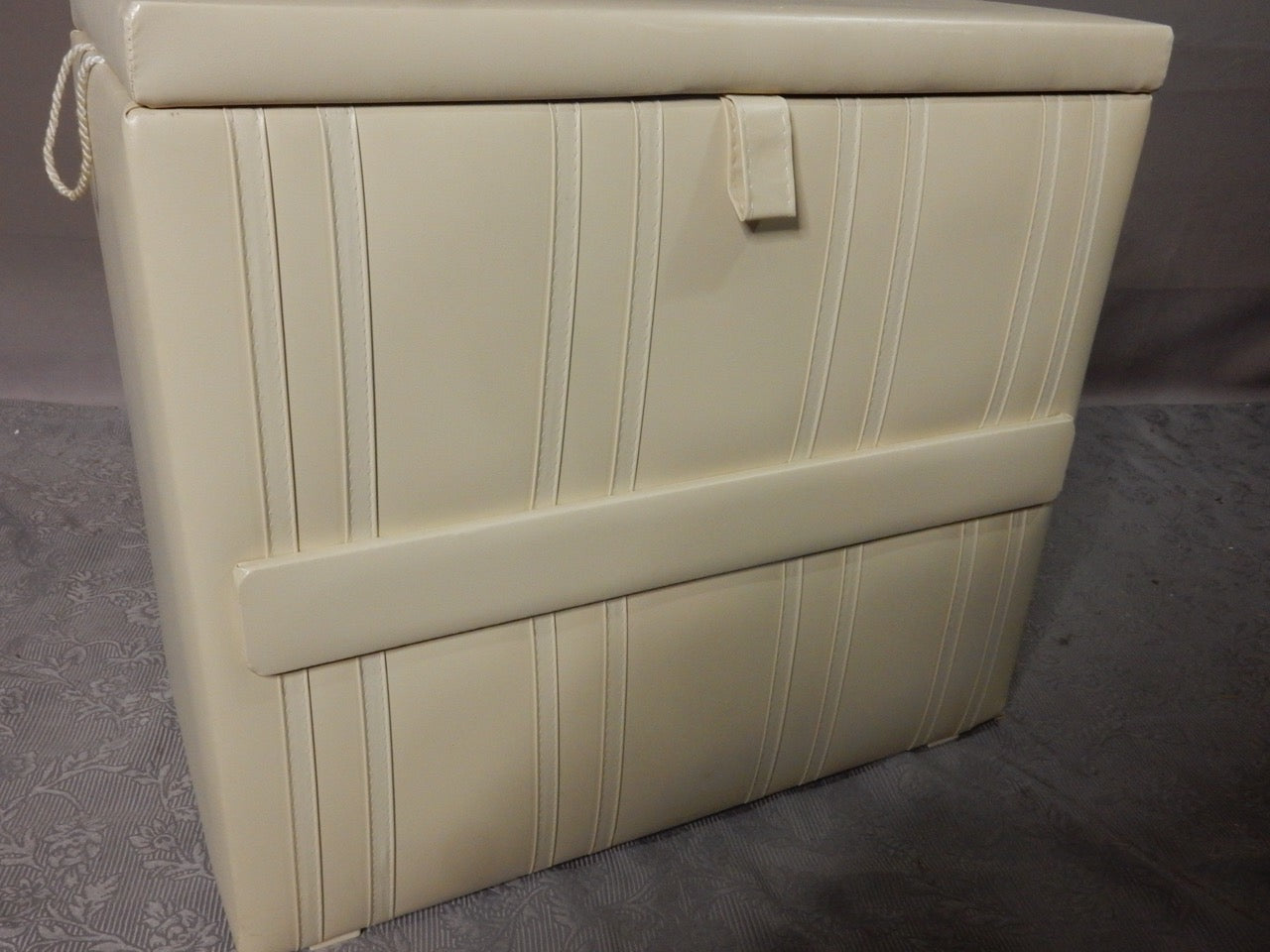 Cremefarbene Outdoor-Box - Artikelbild von Fummel & Gedöns Secondhand-Store