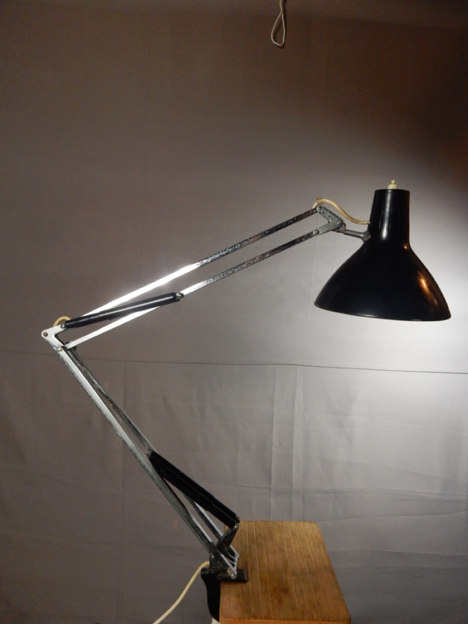 Schwedische Gelenkarm-Tischlampe im Modernist-Stil - Artikelbild von Fummel & Gedöns Secondhand-Store