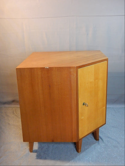 Mid-Century Eckschrank aus den 1950er Jahren - Teakholz