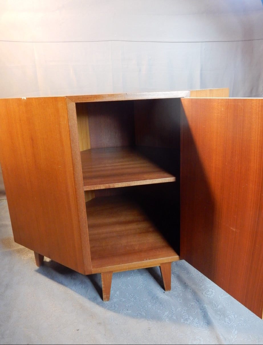 Mid-Century Eckschrank aus den 1950er Jahren - Teakholz