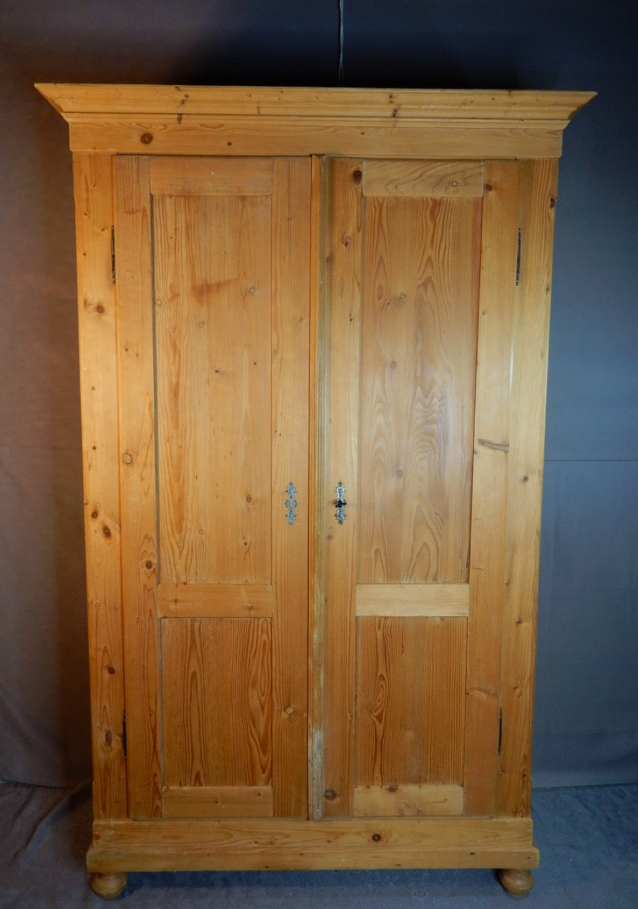 Historischer Weichholzschrank mit klassischer Krone - Artikelbild von Fummel & Gedöns Secondhand-Store