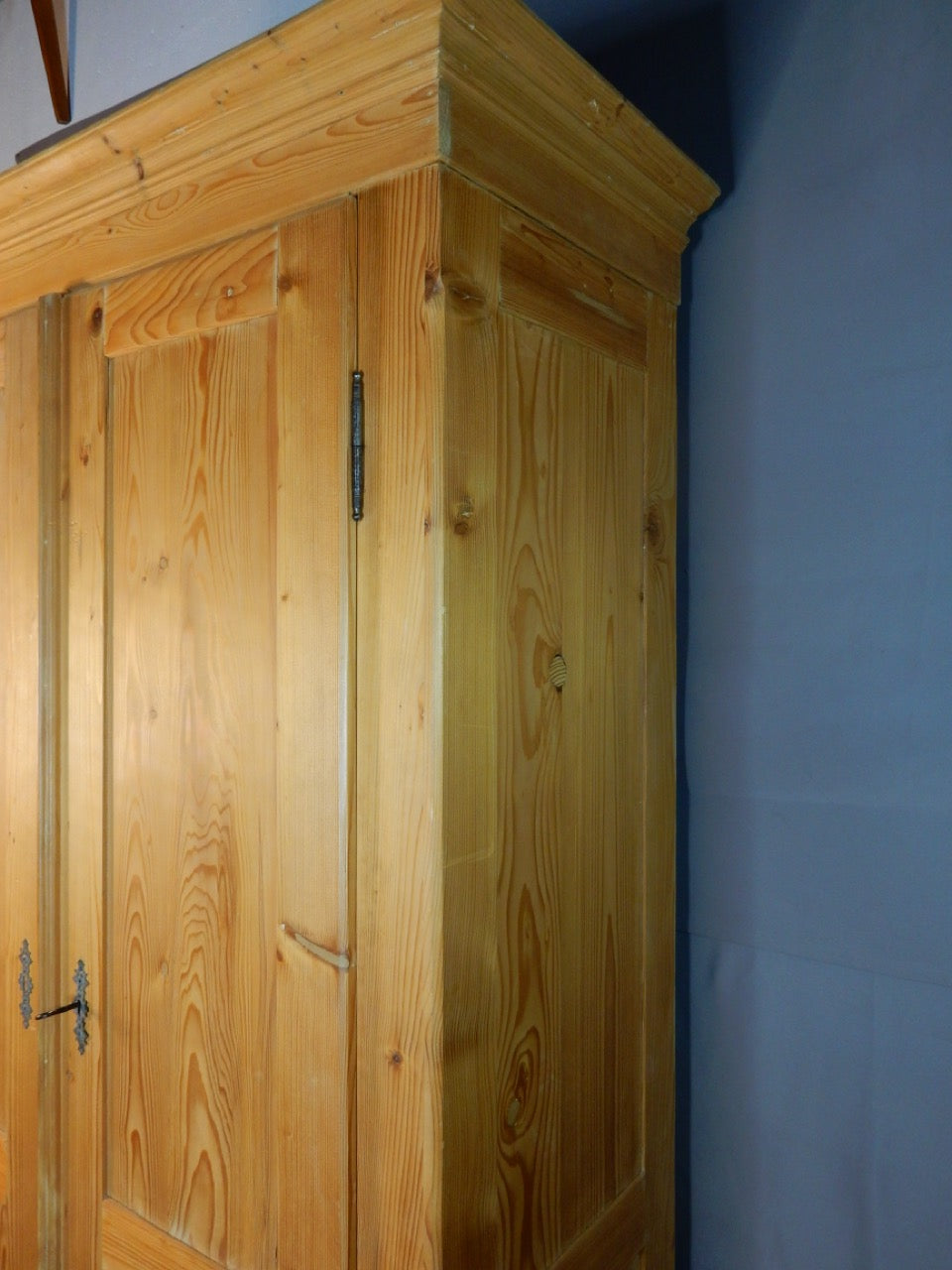 Historischer Weichholzschrank mit klassischer Krone