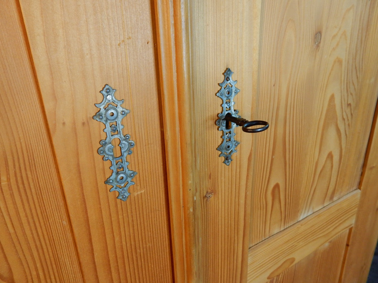 Historischer Weichholzschrank mit klassischer Krone