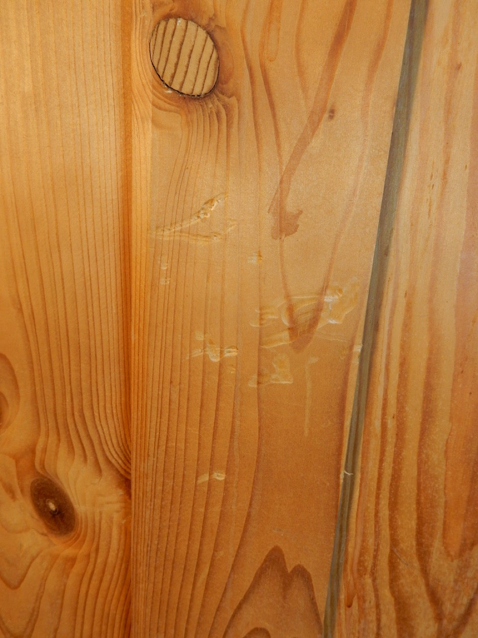 Historischer Weichholzschrank mit klassischer Krone - Artikelbild von Fummel & Gedöns Secondhand-Store