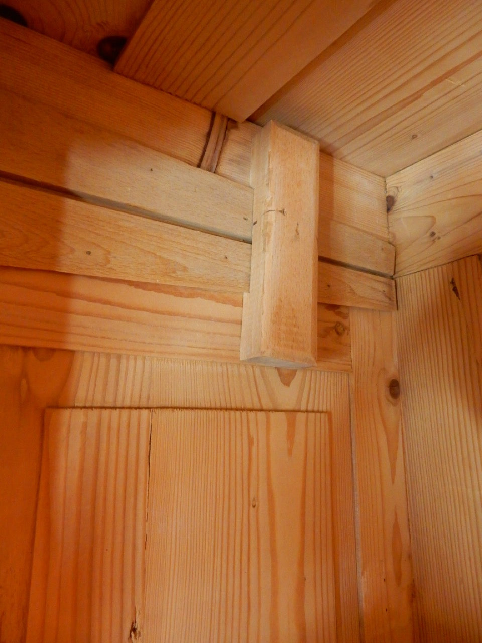 Historischer Weichholzschrank mit klassischer Krone