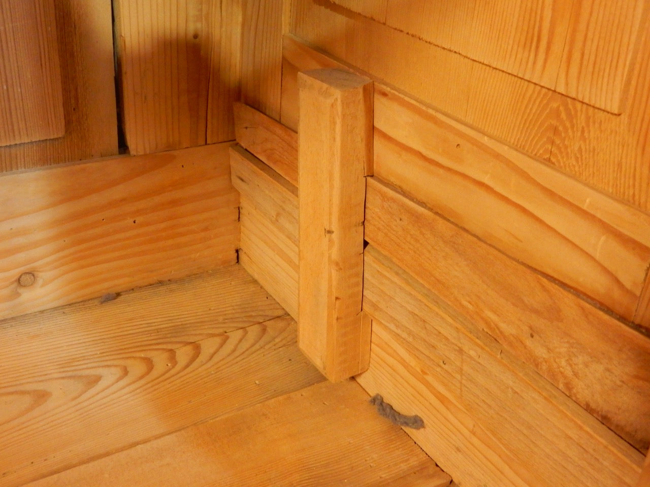 Historischer Weichholzschrank mit klassischer Krone - Artikelbild von Fummel & Gedöns Secondhand-Store