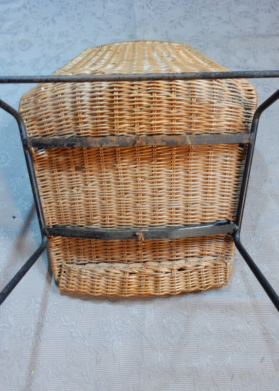 Mid-Century Wicker Chair – Korbstuhl auf Metallbeinen - Artikelbild von Fummel & Gedöns Secondhand-Store