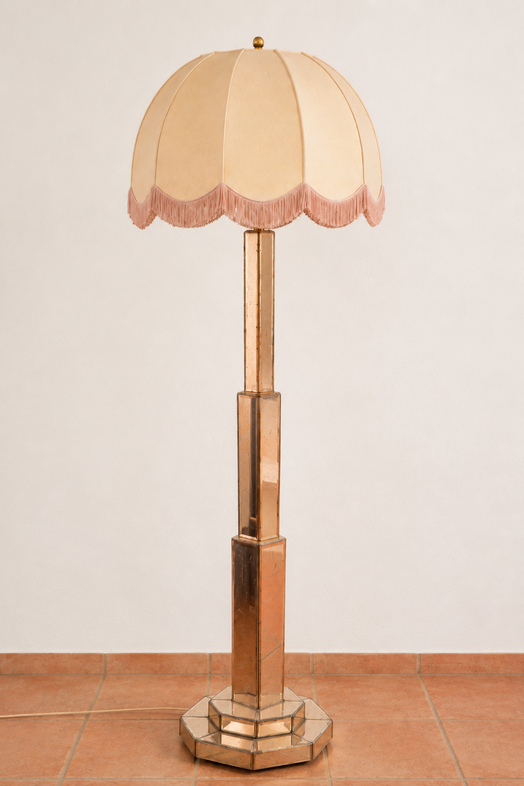 Art-Déco / Hollywood-Regency Stehlampe - Spiegelglas rosé - 30er - Artikelbild von Fummel & Gedöns Secondhand-Store