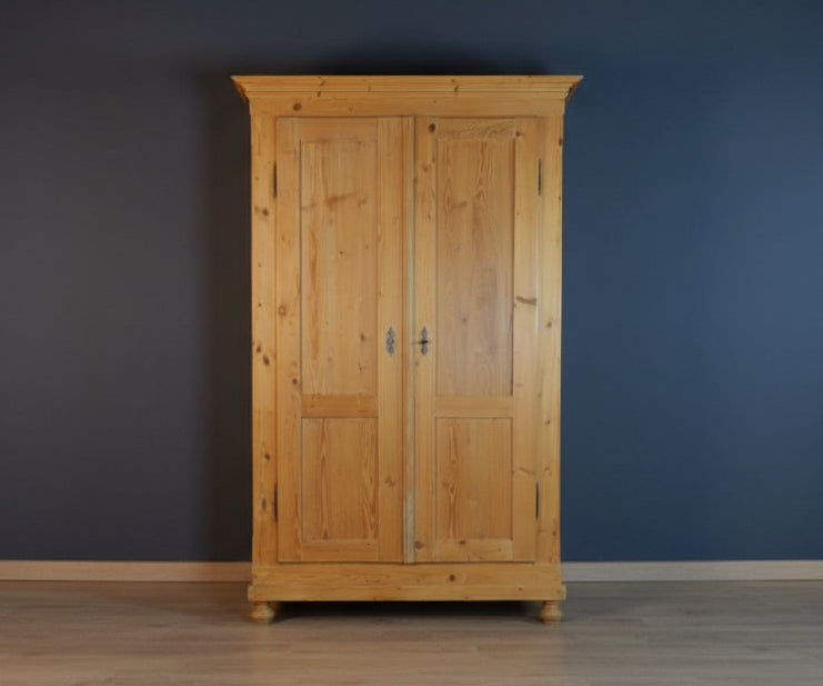 Historischer Weichholzschrank mit klassischer Krone - Artikelbild von Fummel & Gedöns Secondhand-Store