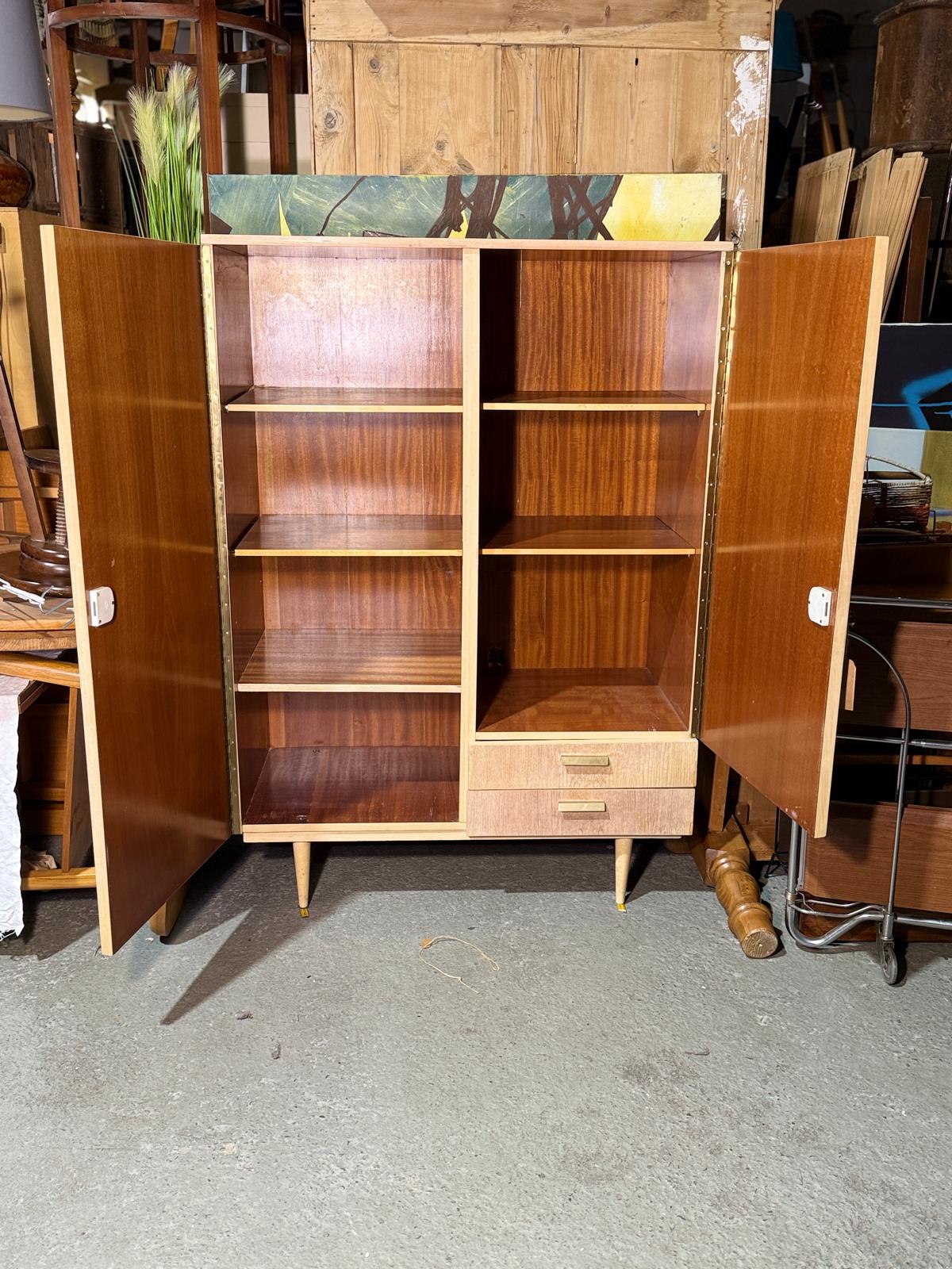 Mid-Century Kleiderschrank aus Holz - Artikelbild von Fummel & Gedöns Secondhand-Store