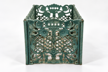 Antike Gusseisen-Jardinière mit originaler Patina