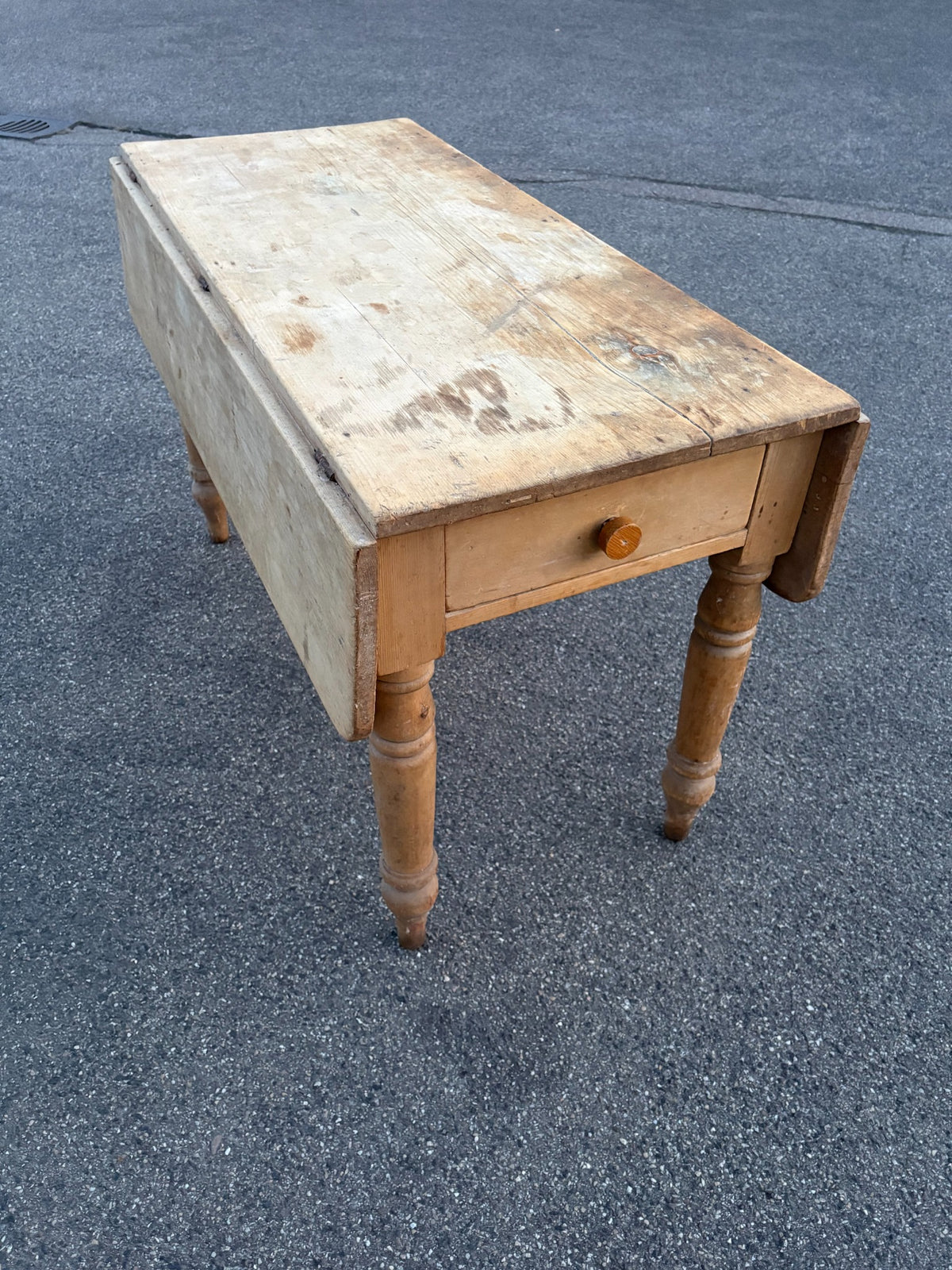 Antiker englischer Kiefer-Klapptisch mit Schublade, um 1900 - Artikelbild von Fummel & Gedöns Secondhand-Store