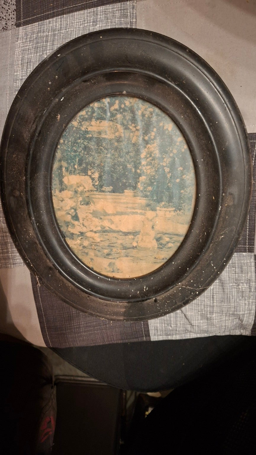 Antiker ovaler Bilderrahmen in Schwarz - 19. Jhdt. – historisches Bildmotiv - Artikelbild von Fummel & Gedöns Secondhand-Store
