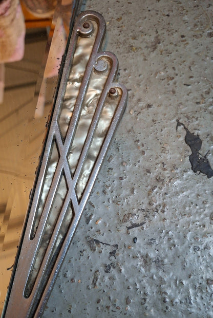 Art-Déco Fächerspiegel – Detail des seitlichen Metallornaments