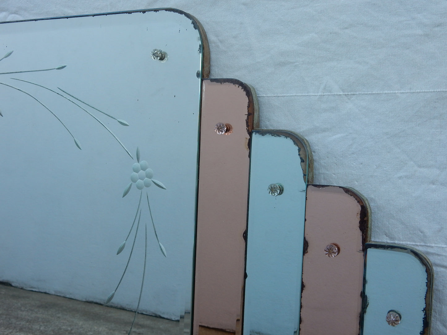 Art-Déco Wandspiegel – Detail der abgestuften roséfarbenen und hellblauen Spiegelelemente